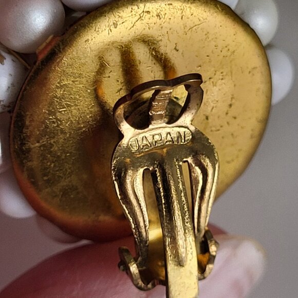 Vintage JAPAN Cluster Clip-On Earrings • White & Gold Bead Cluster • 1950s Retro - Picture 5 of 7